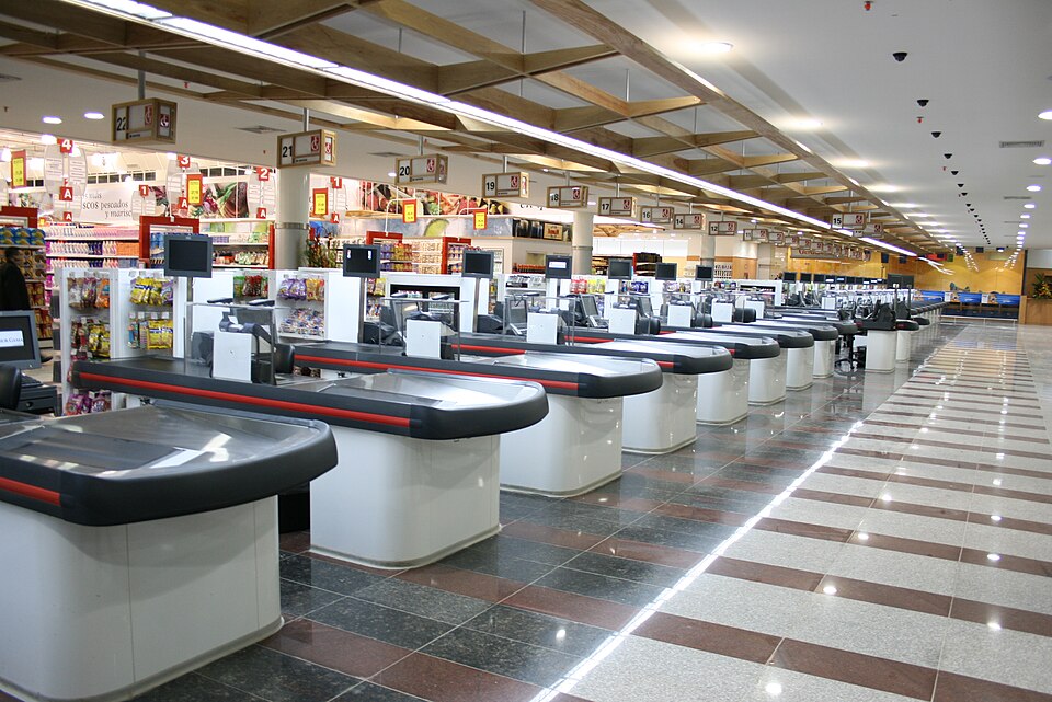 Una fila di casse vuote in un supermercato